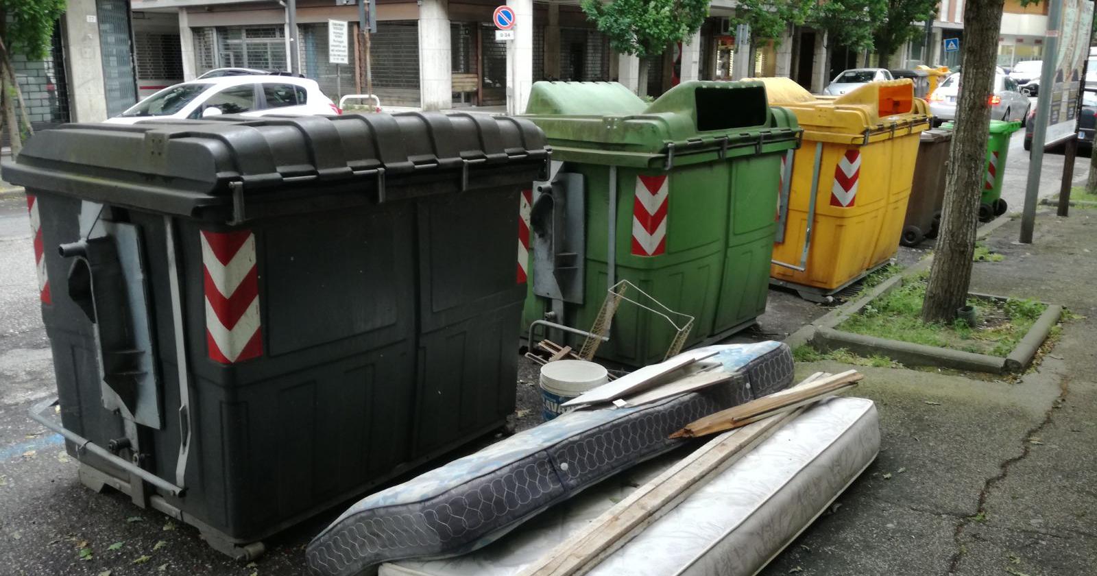 Materassi abbandonati sul Corso