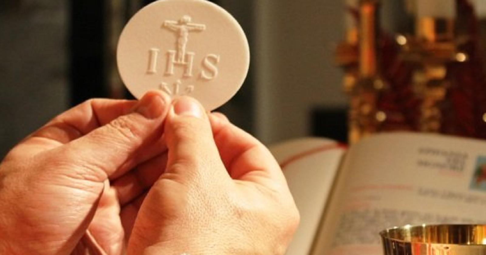 Rubati in chiesa due calici con le ostie consacrate