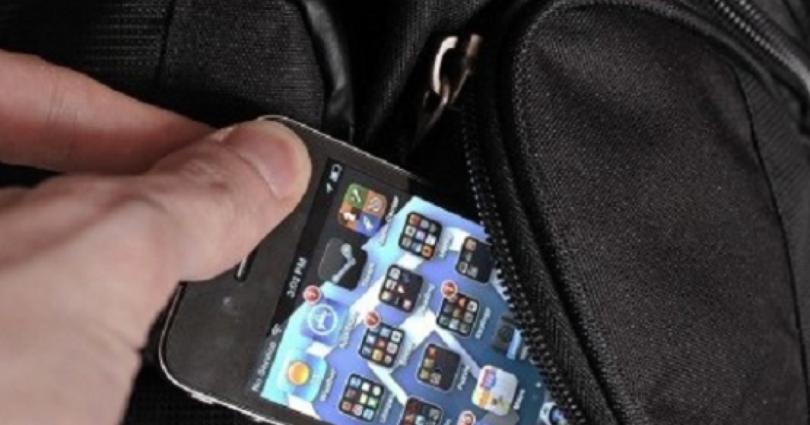 Rubano un cellulare e finiscono nei guai per ricettazione