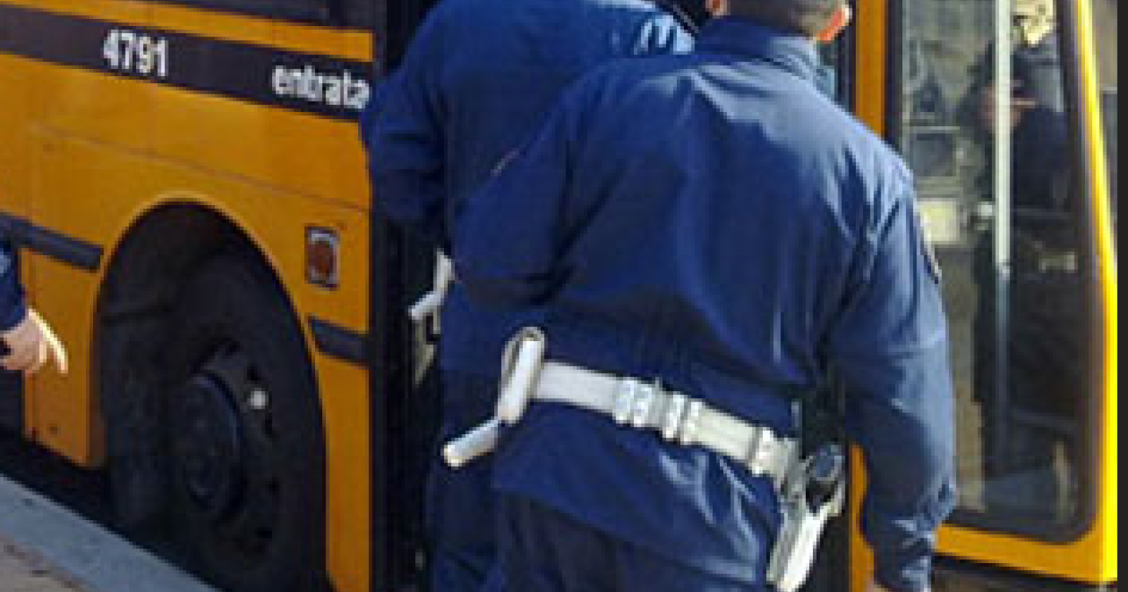 Picchia il controllore con un passeggino: denunciata