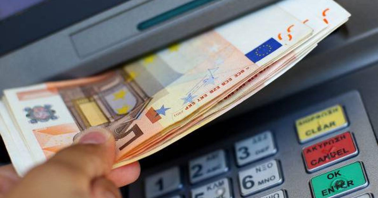 Trova il bancomat del suocero e preleva 1700 euro, poi si pente. Condannato 