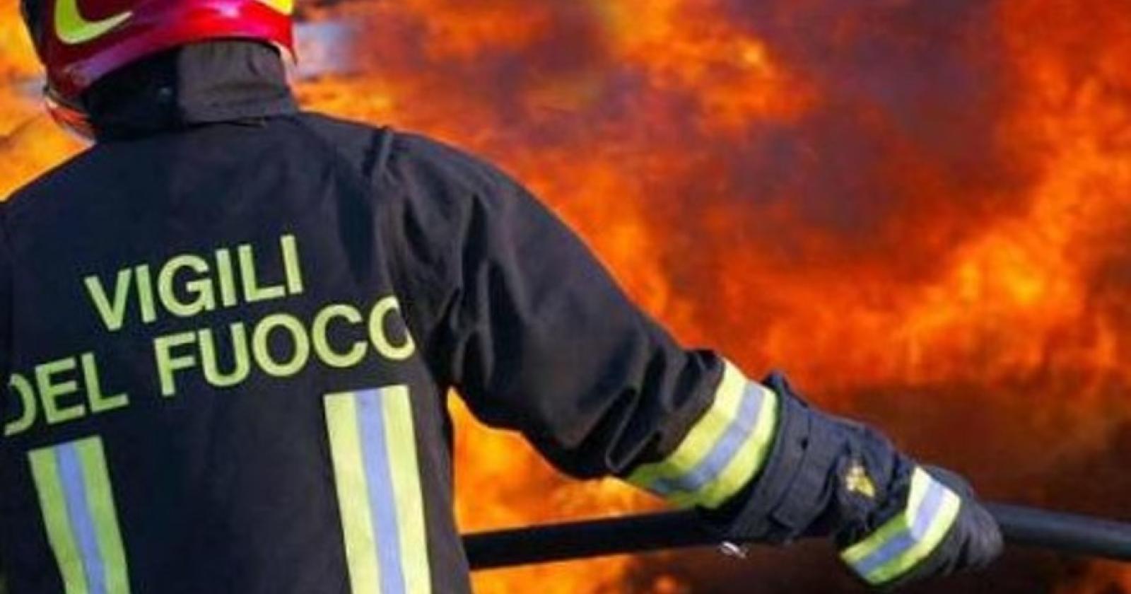 Incendio in un fienile: a fuoco 150 quintali di fieno