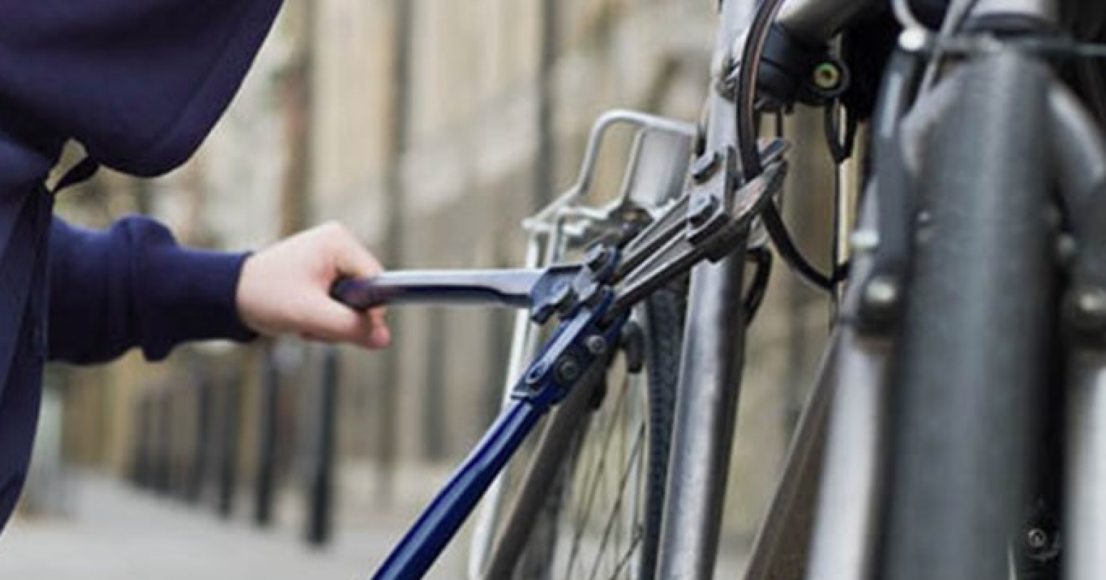 Furto fuori dal palazzetto dello sport, sparita una bici