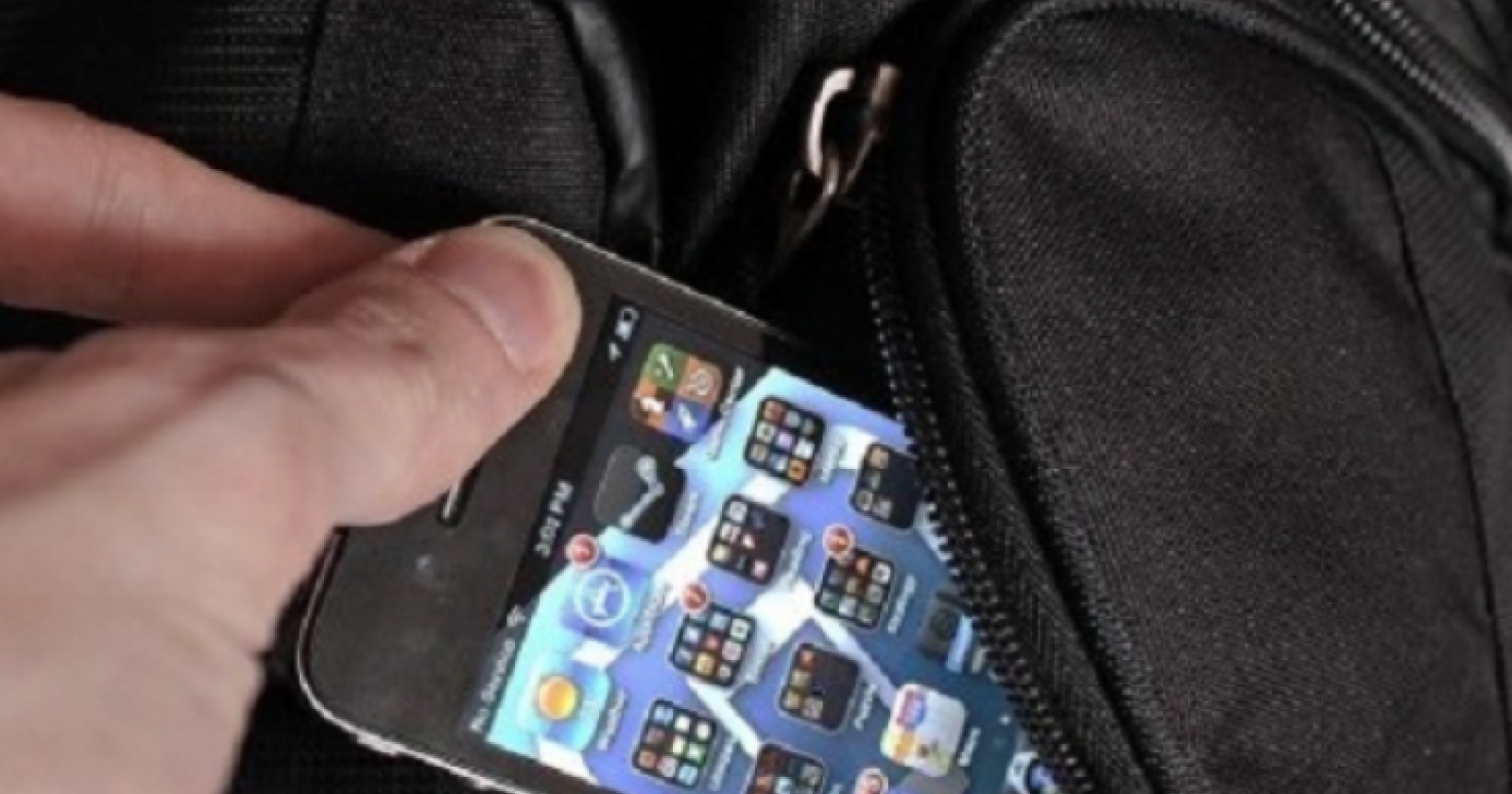 Sparano in aria per rubargli il cellulare