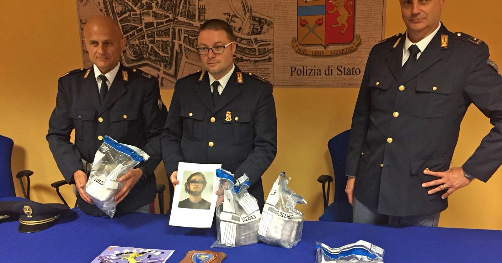 In auto con 5 chili di droga, arrestato