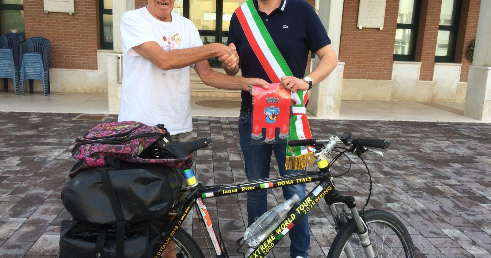 Il ciclista giramondo sbarca nel Delta del Po