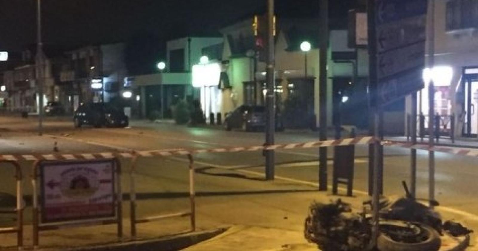 Incredibile carambola: moto centra un'auto, si impenna e "atterra" su una ciclista