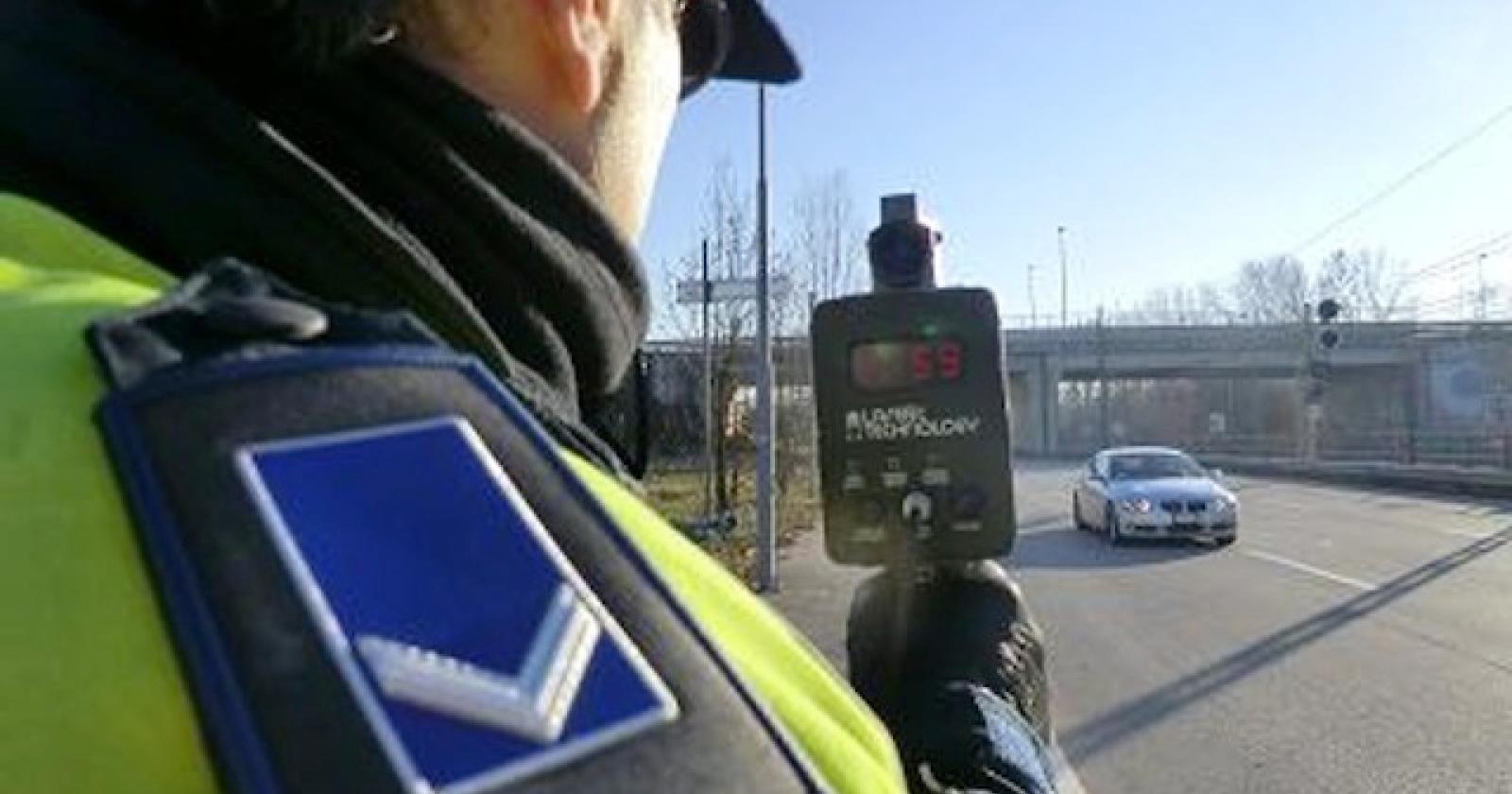 Andava a 140 all'ora in pieno centro abitato: maxi multa e patente sospesa