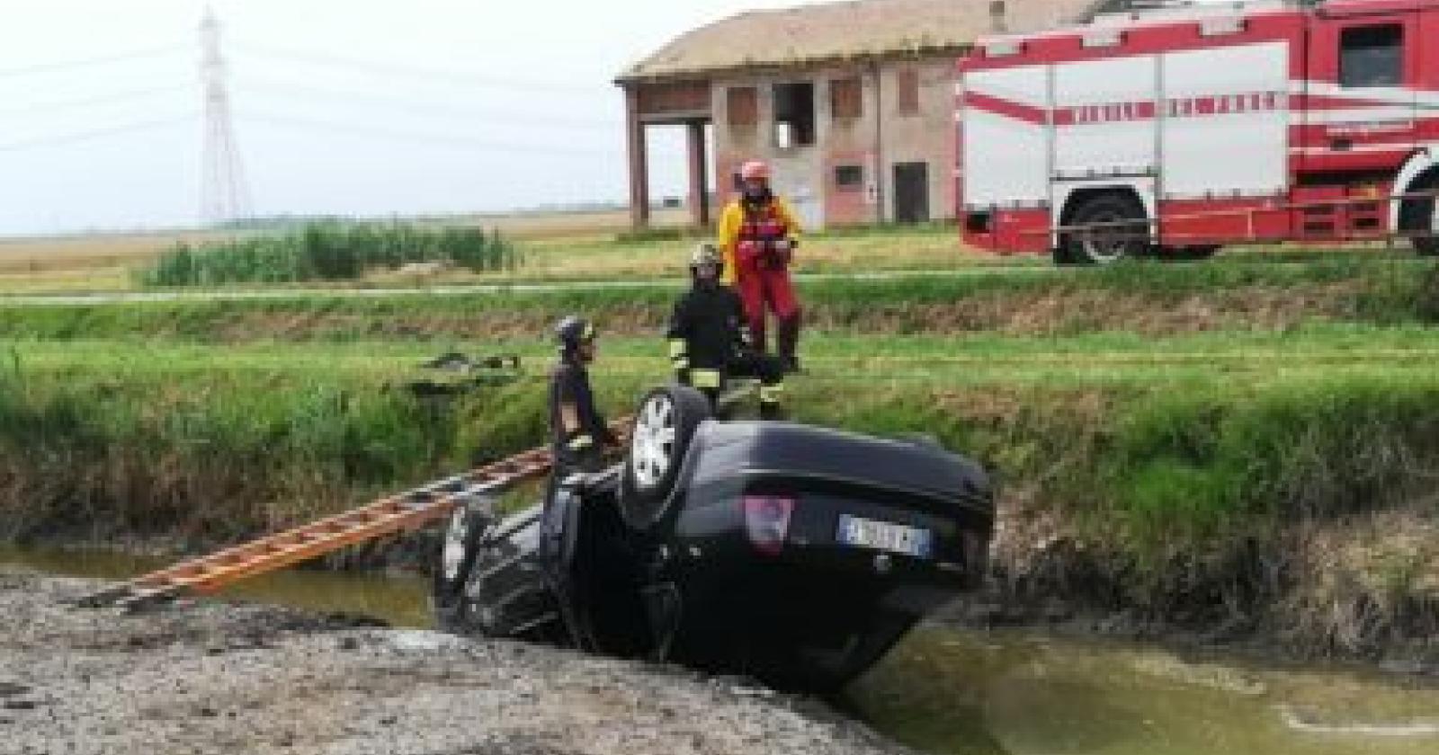 Carambola nei campi e finisce con l'auto in un canale