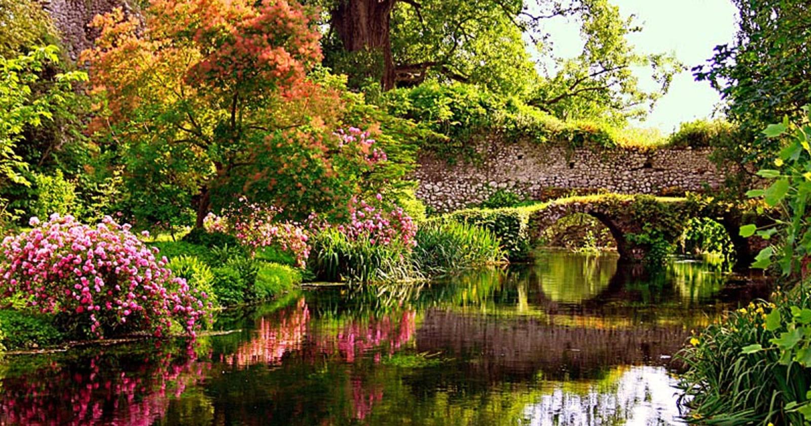 Ninfa, il giardino con l'antico borgo nel cuore