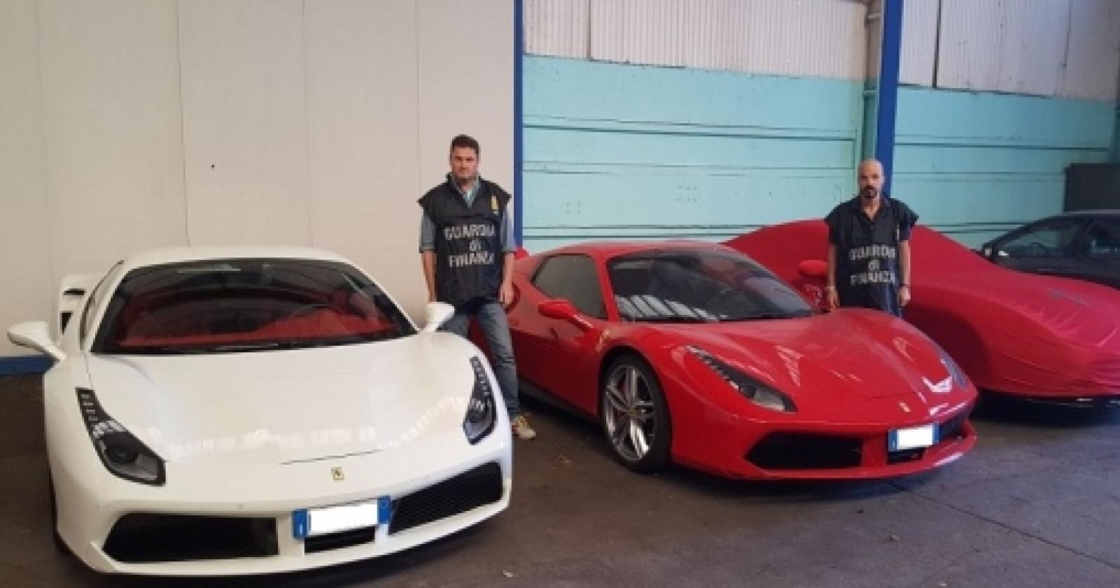 Vivono con gli assegno sociali, ma in garage hanno tre Ferrari