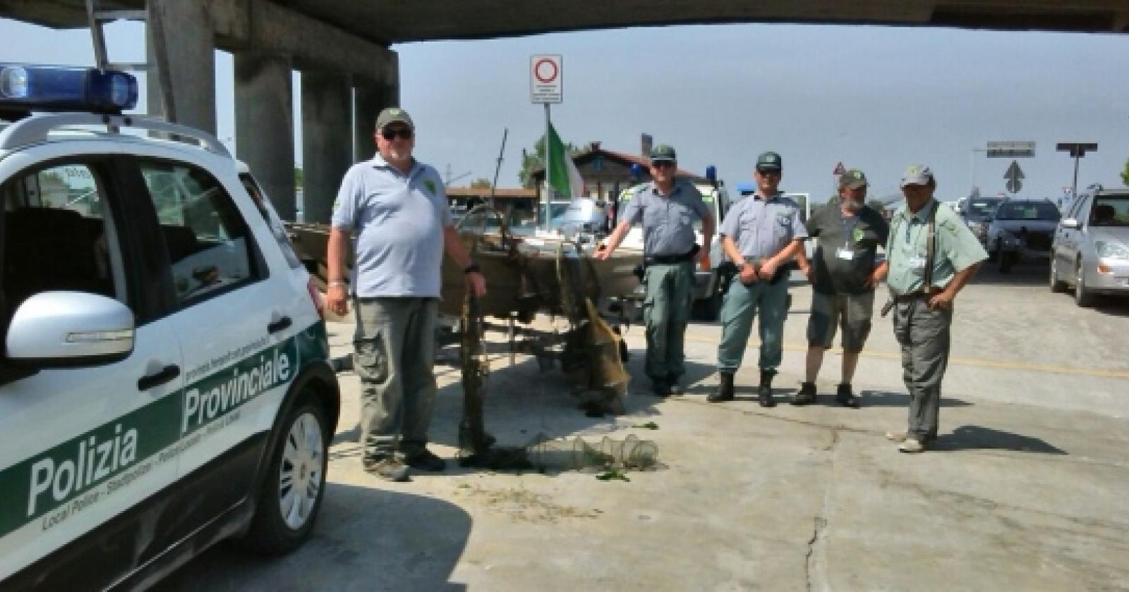 Pesca abusiva, liberati dieci chili di anguille e centinaia di granchi