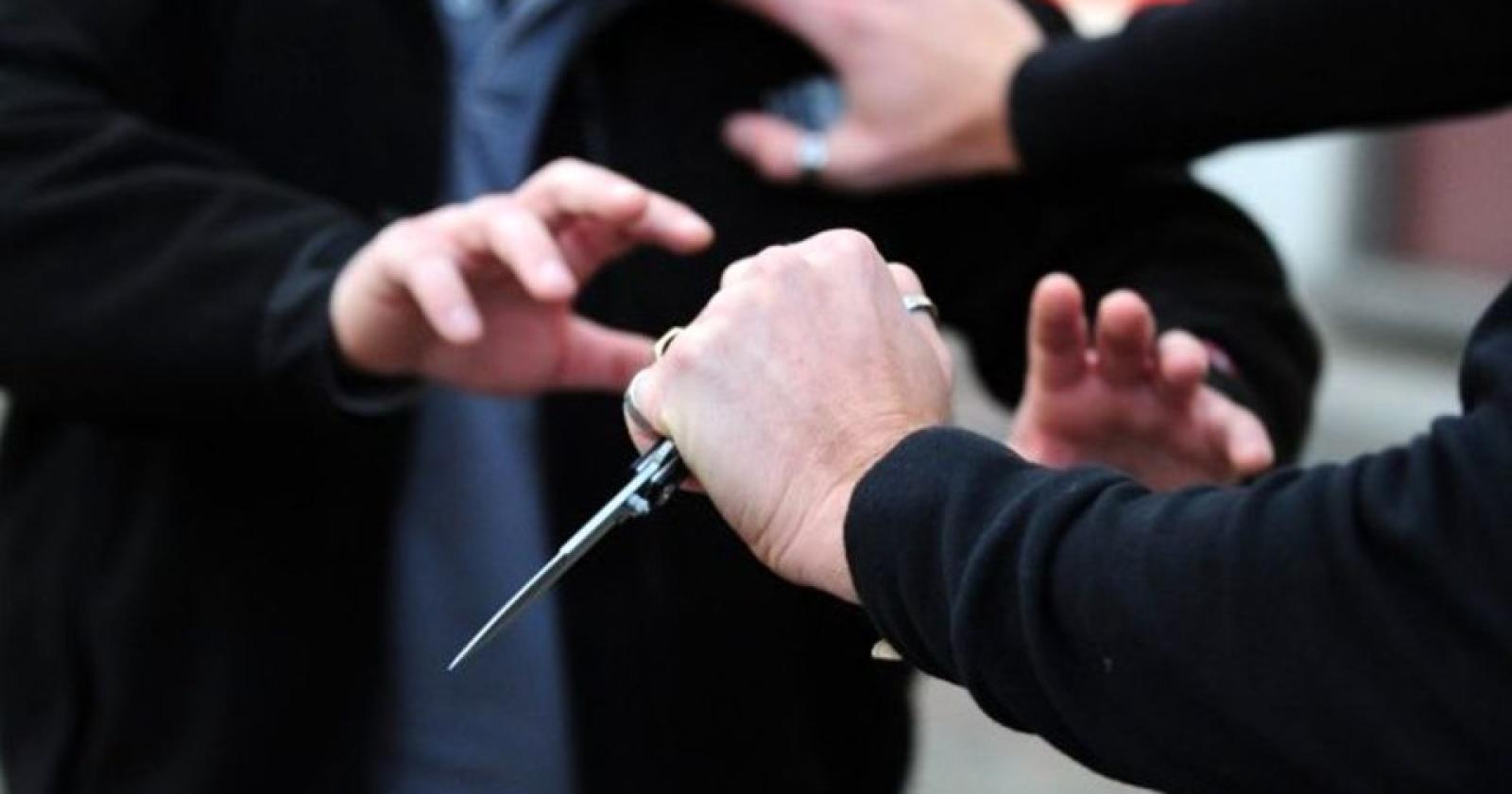 Accoltellato per un cellulare