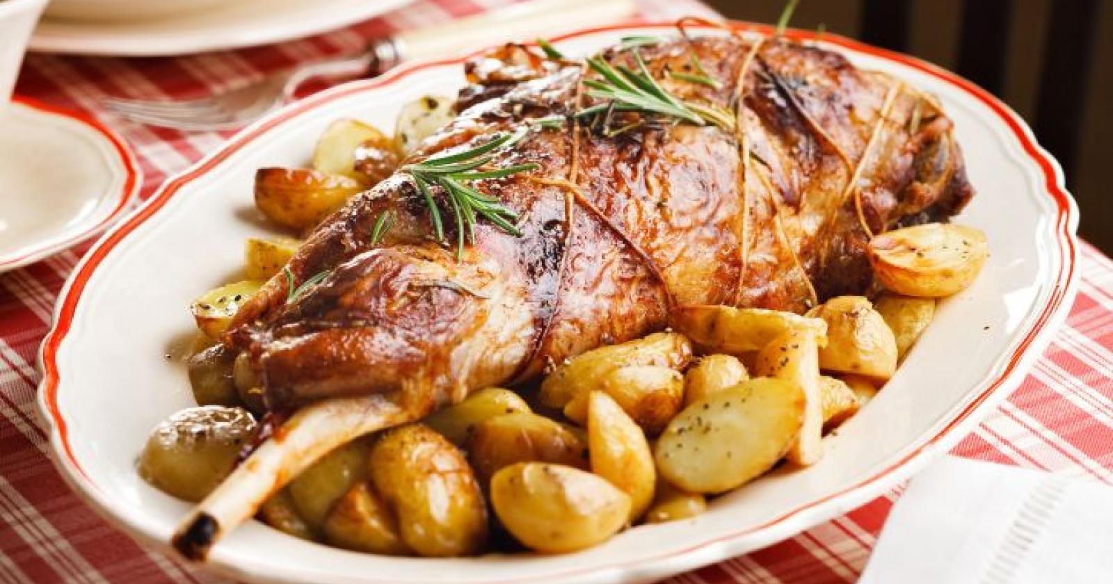 Agnello agli aromi con contorno di patate 