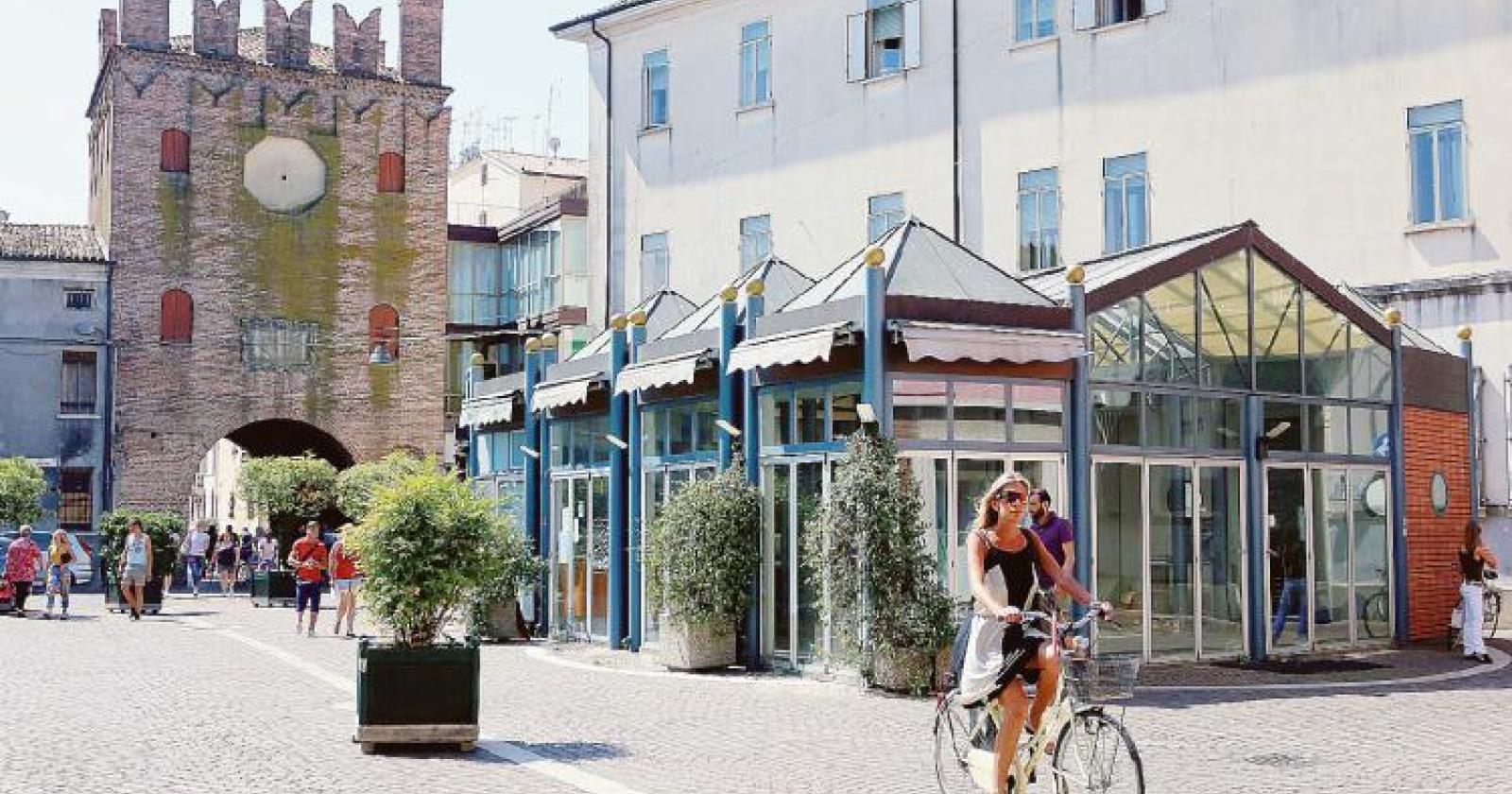 Il chiosco di piazza Merlin va demolito... forse