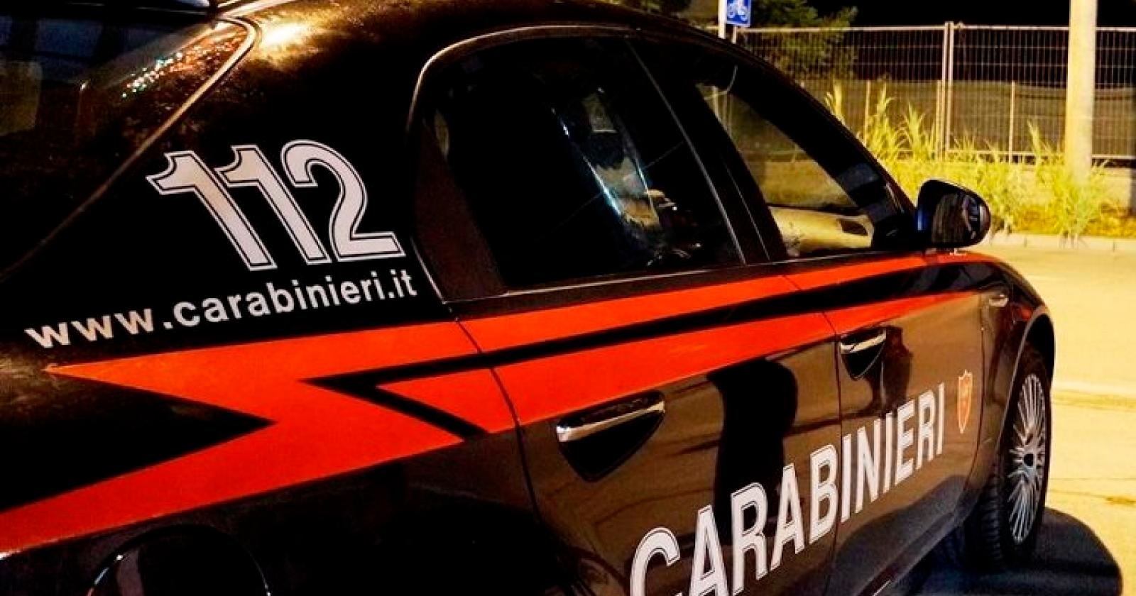 Esce per fumare una sigaretta e vola gi&ugrave; dal balcone