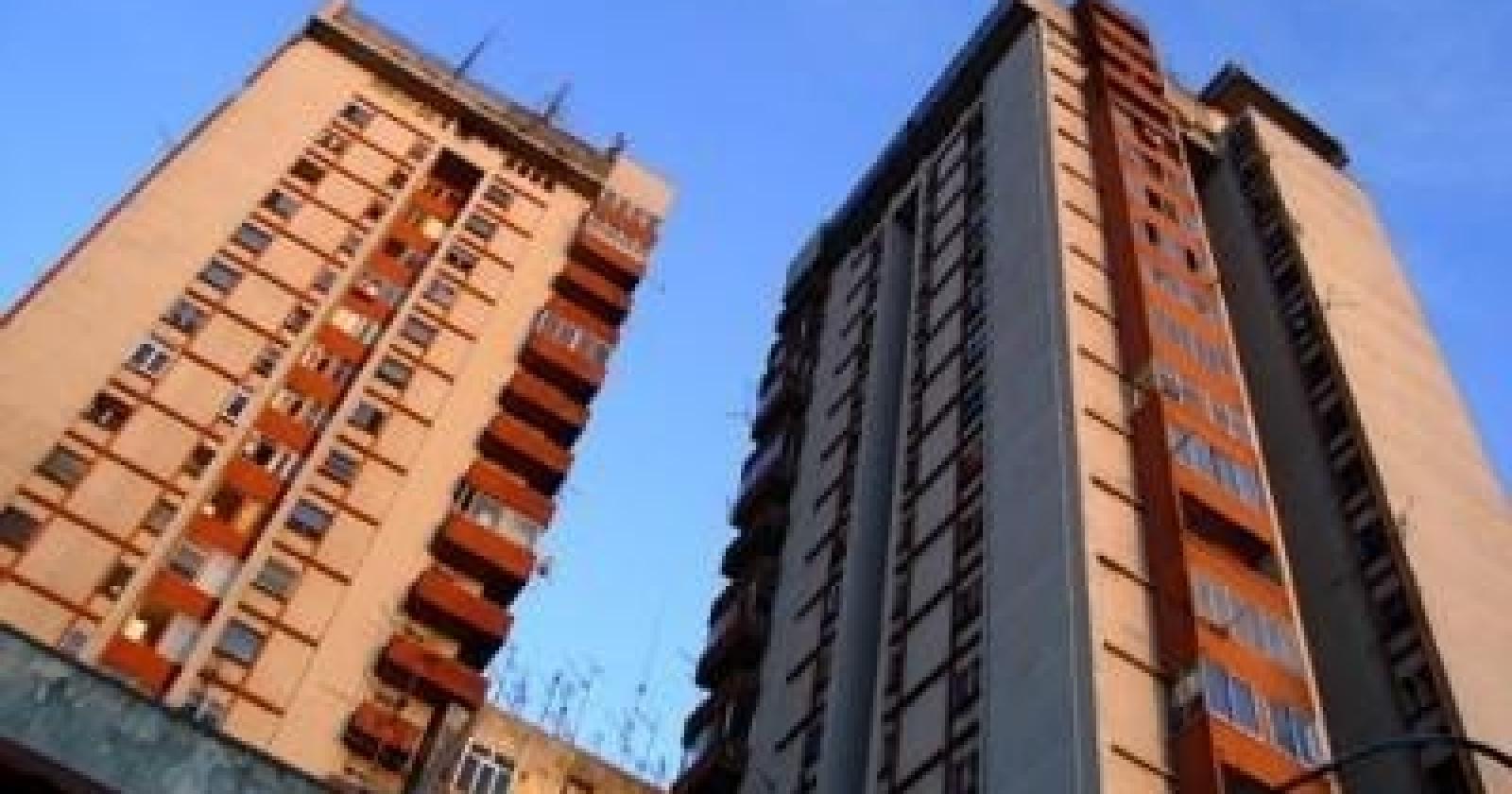 Sale sul grattacielo e si getta nel vuoto