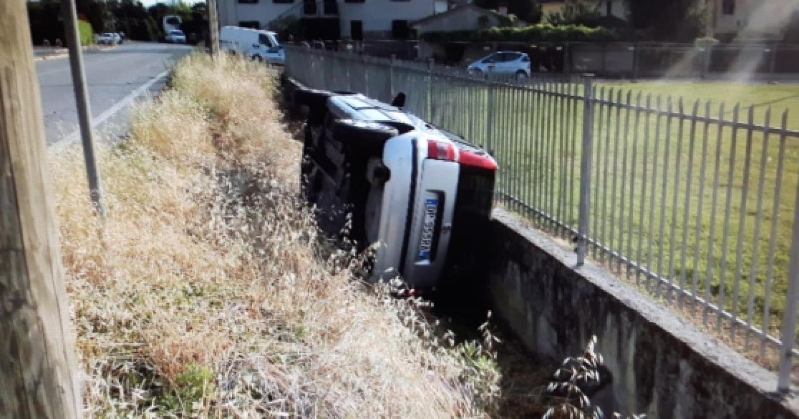 Mette la retromarcia e l'auto finisce nel fosso