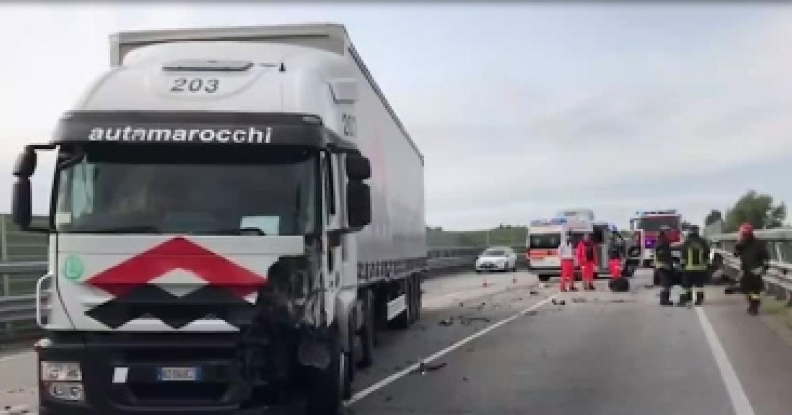 Si scontra con un camion, muore un 20enne