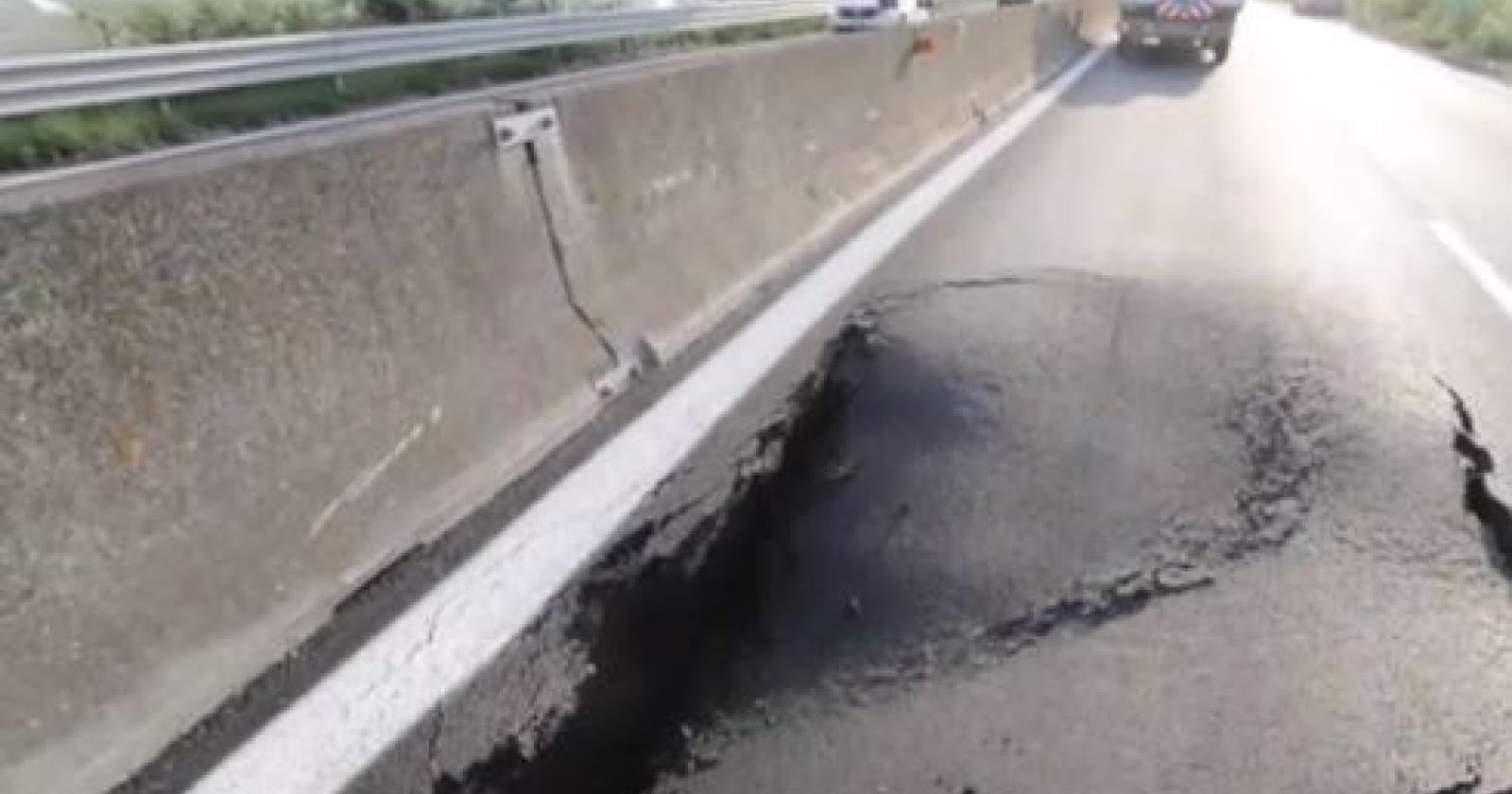 Si apre una voragine, chiusa la superstrada per il mare