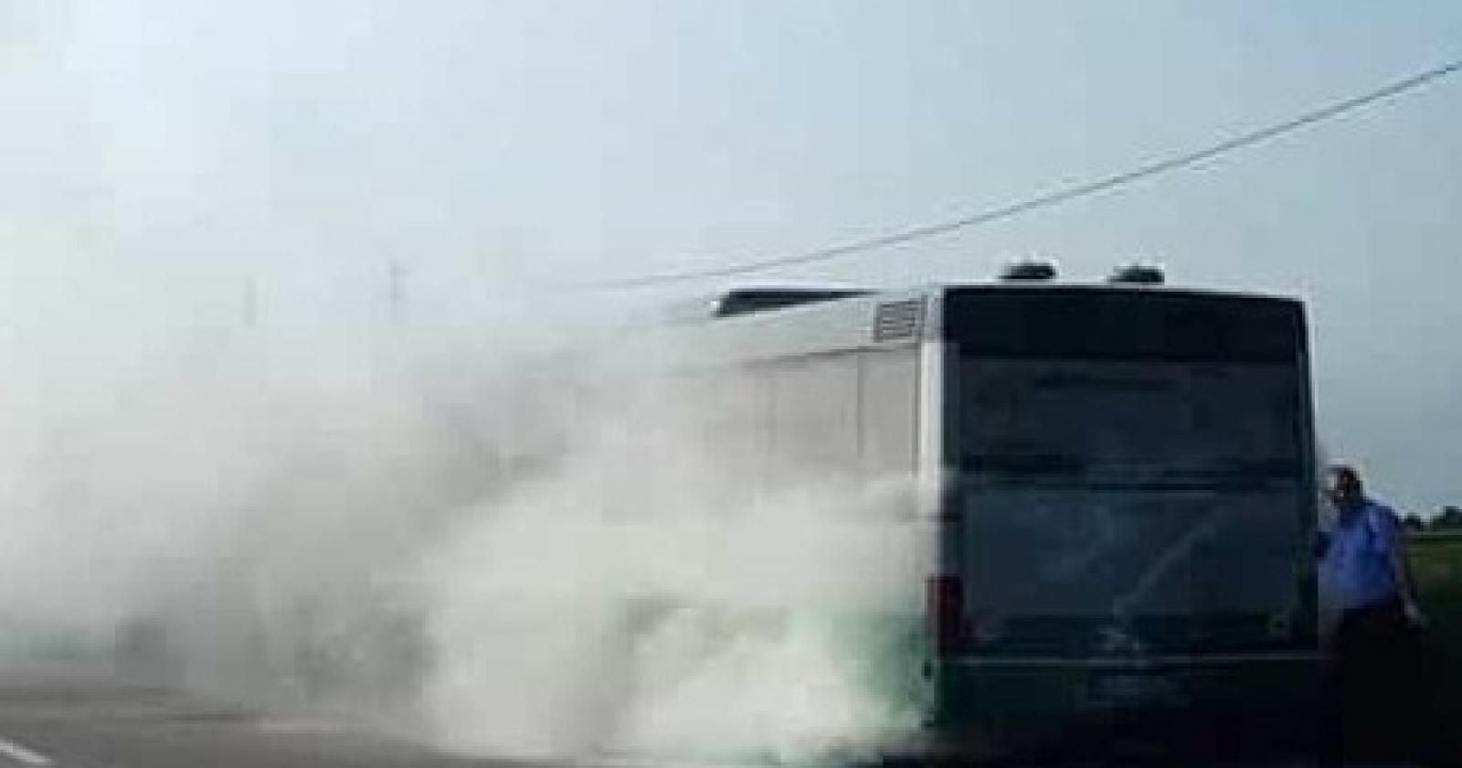 Autobus a fuoco, l'autista fa scendere i passeggeri