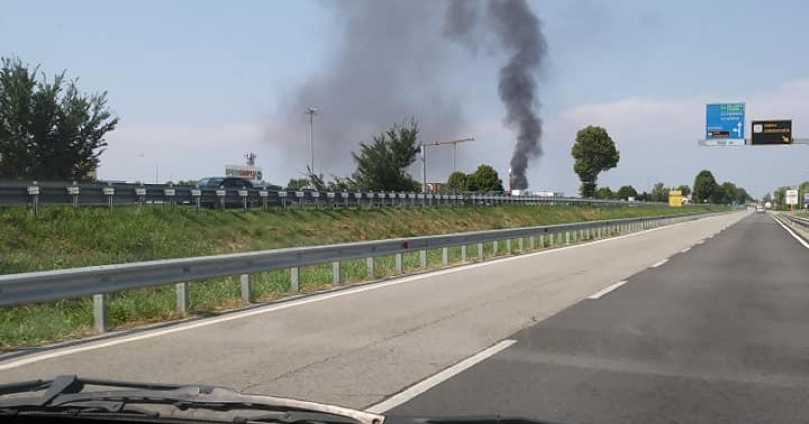 Rogo in un'azienda in Area 13, paura per la colonna di fumo