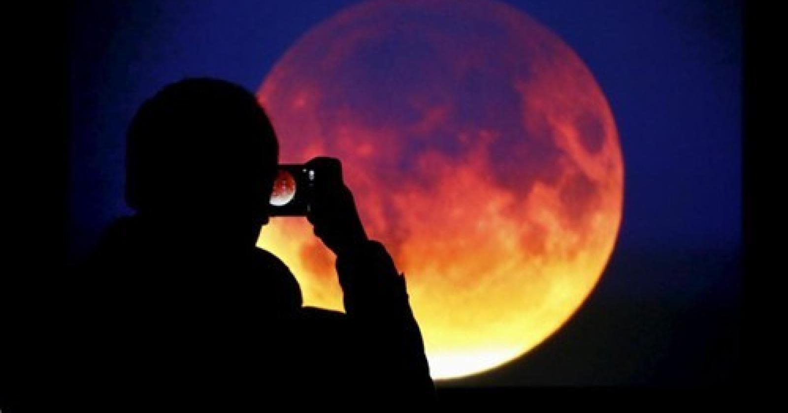 Arriva l'eclissi di luna più lunga del secolo: ecco come seguirla al meglio