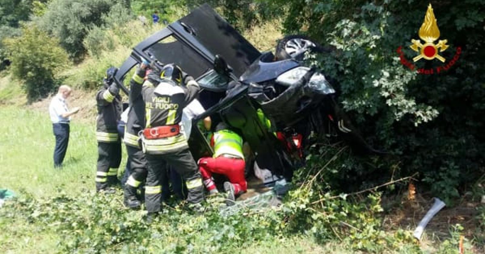 Volo di 6 metri in un dirupo: estratto praticamente illeso dall'auto distrutta