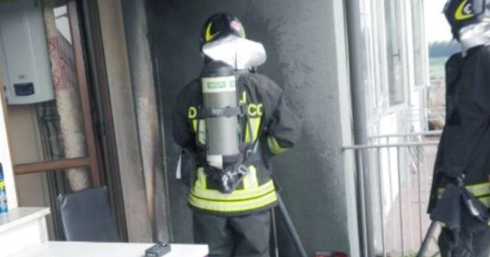 Incendio sul balcone, ma dentro casa non se ne accorgono: salvati dai pompieri