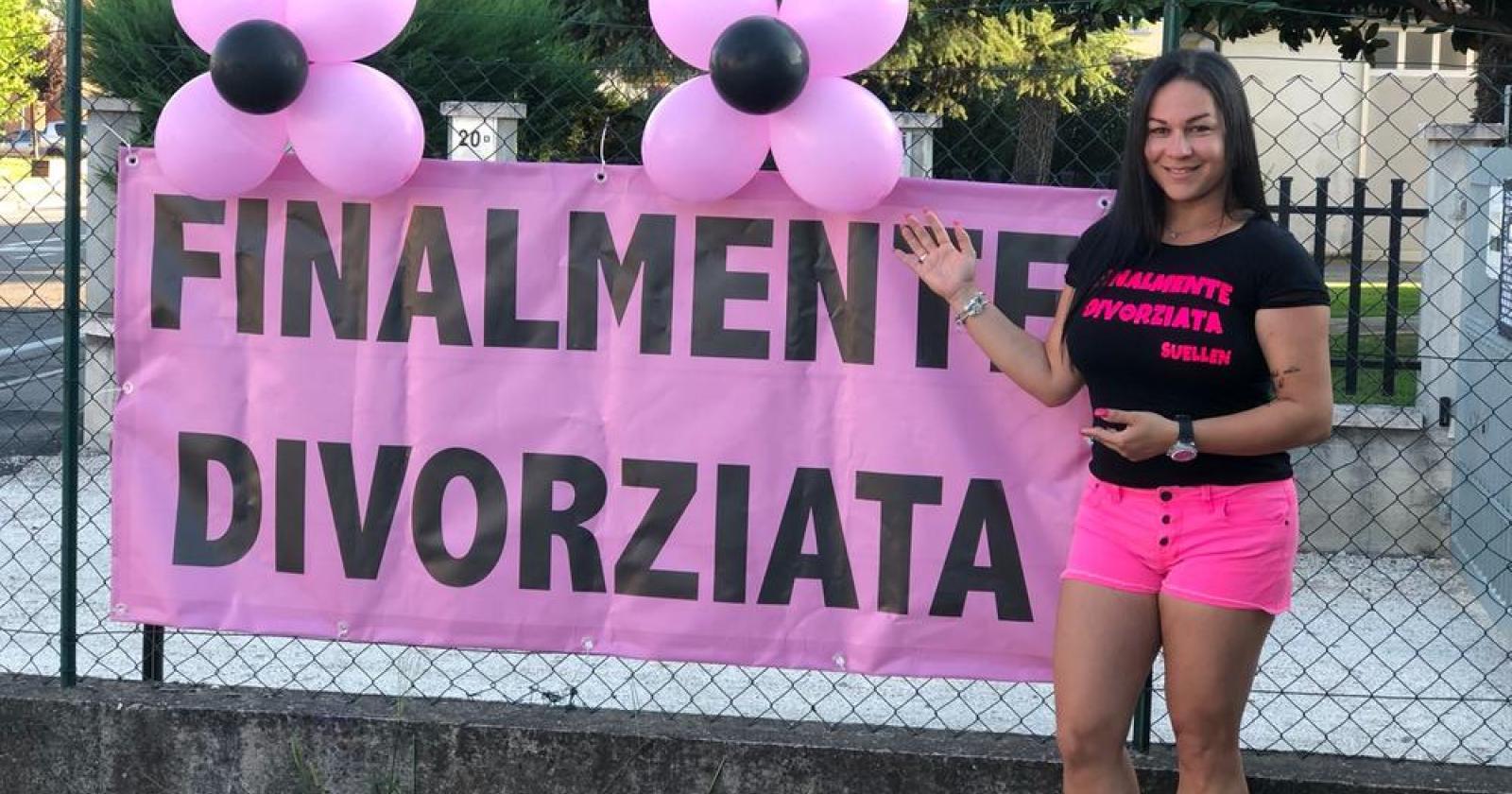 Celebra il divorzio con striscione, maglietta e palloncini 