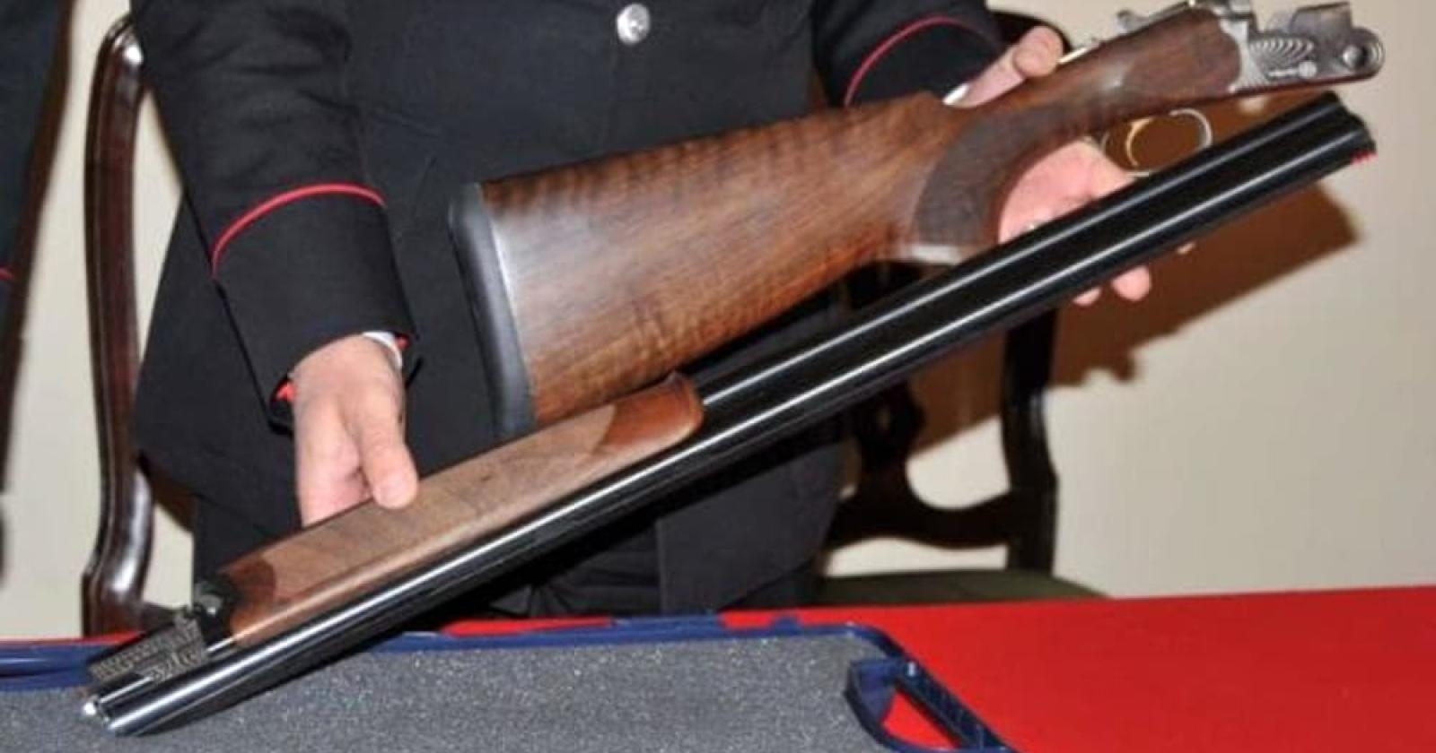 Cammina in strada con un fucile creando allarme: ma è un giocattolo