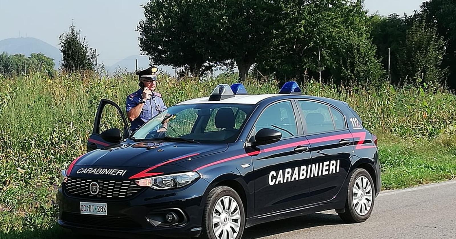 Travolge una ragazza in bici e scappa.