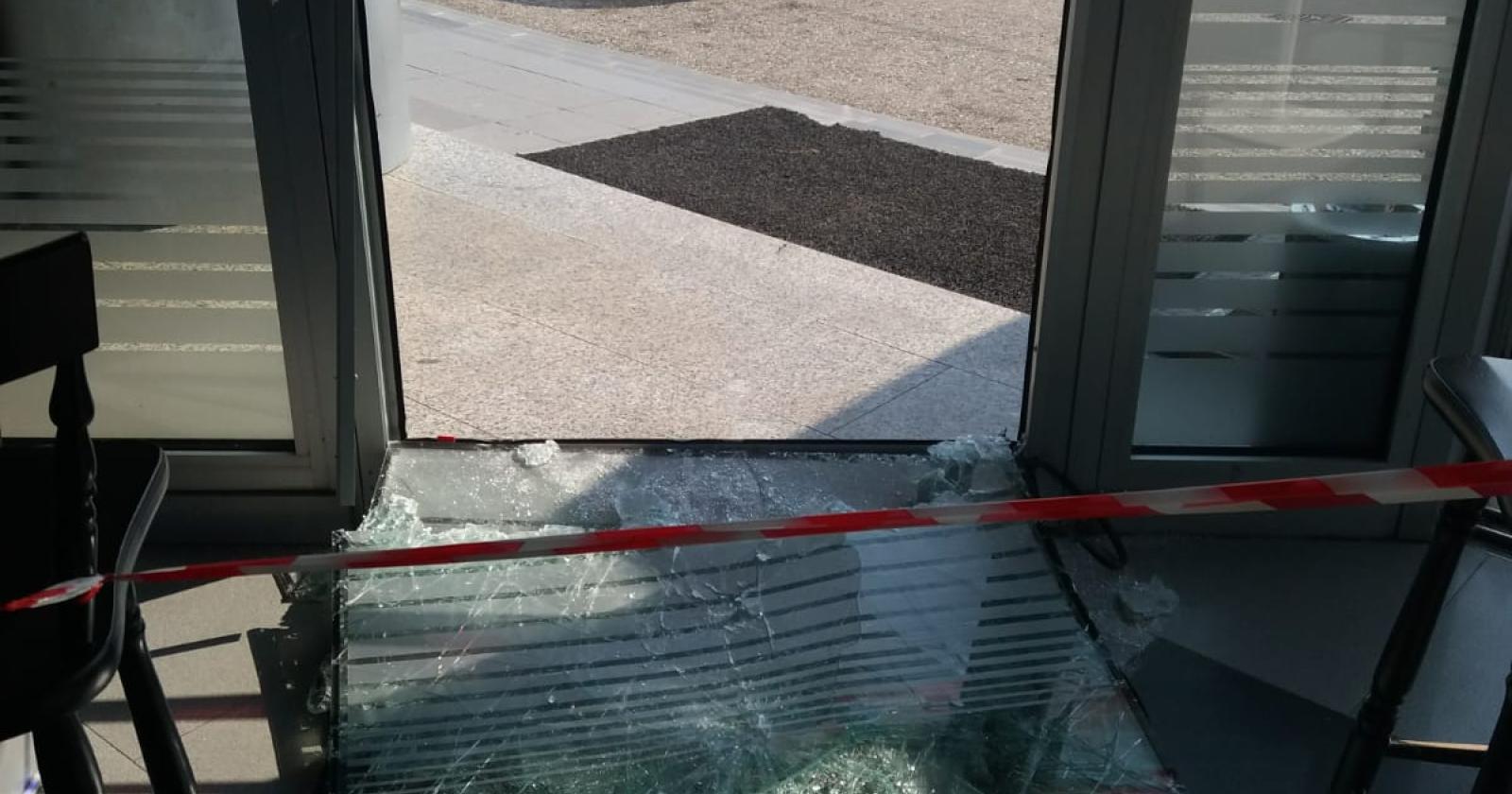 Con una mazza sfondano la porta del bar "Baruffa" e rubano il cambio monete