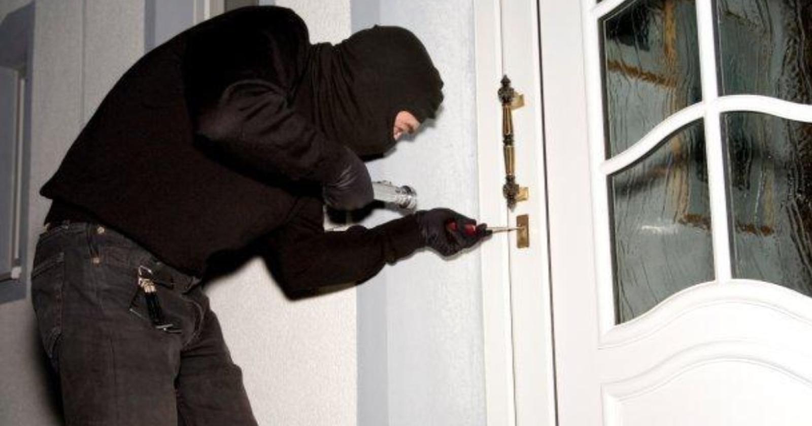 Ruba in casa, arrestato dai Carabinieri