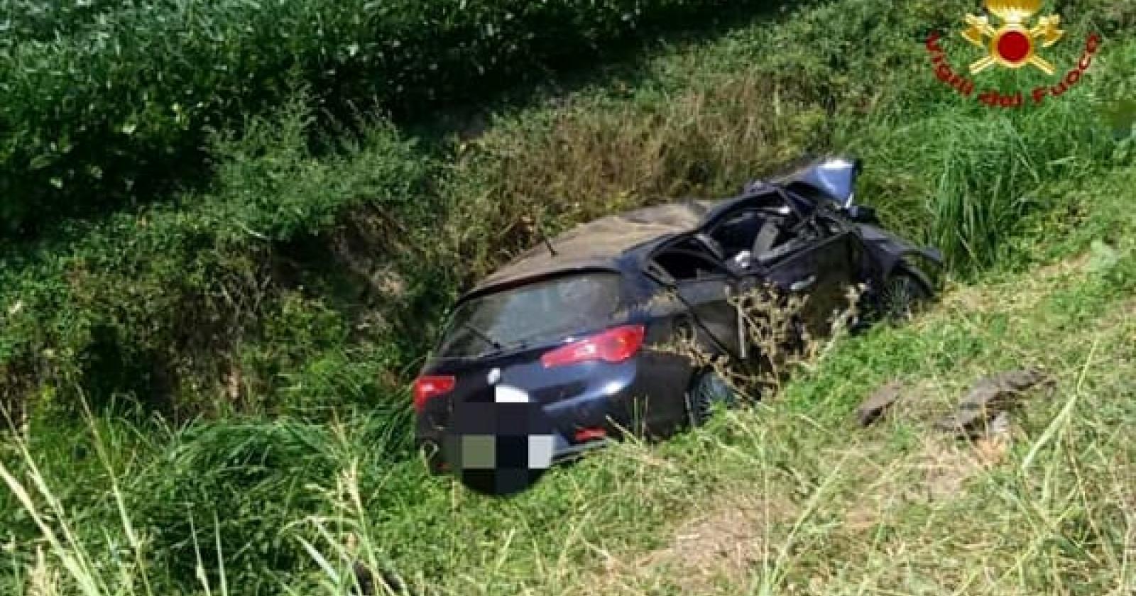 Auto contro un platano, perde la vita un 53enne