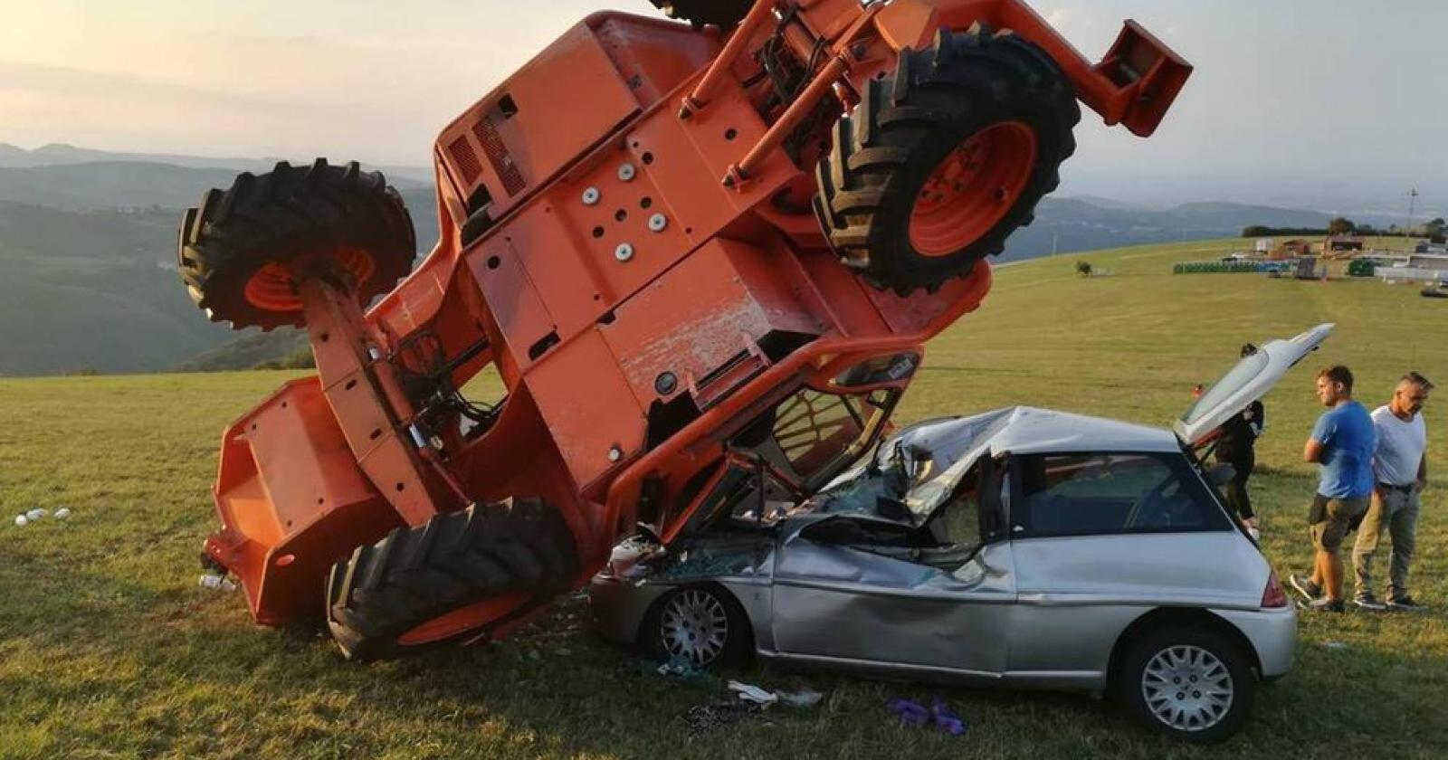Trattore si abbatte sull'auto e la schiaccia