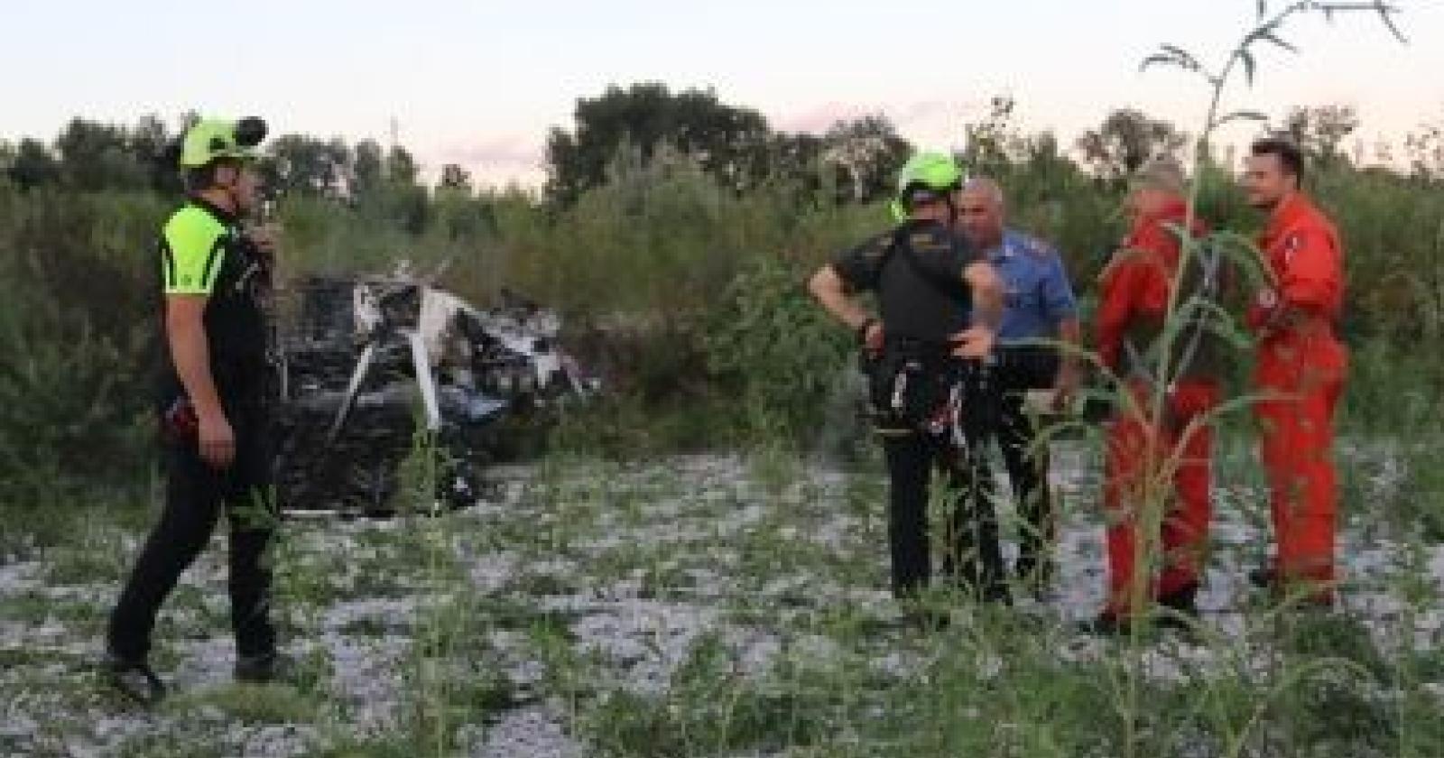 Atterrando aggancia il cavo dell'alta tensione: in due muoiono carbonizzati