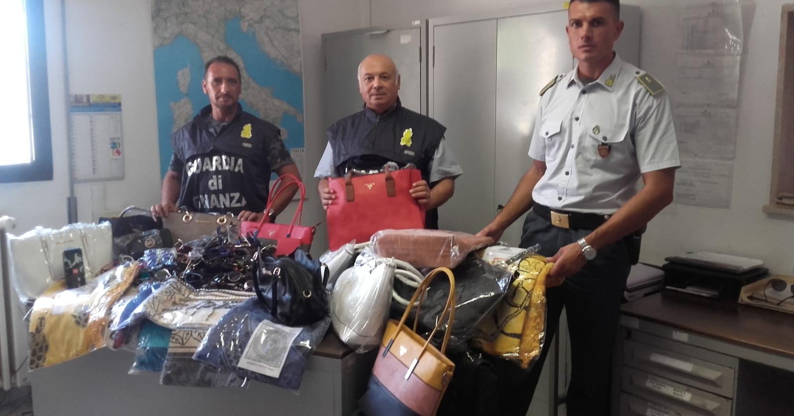 Fiamme Gialle sequestrano 7mila euro di merce contraffatta in spiaggia