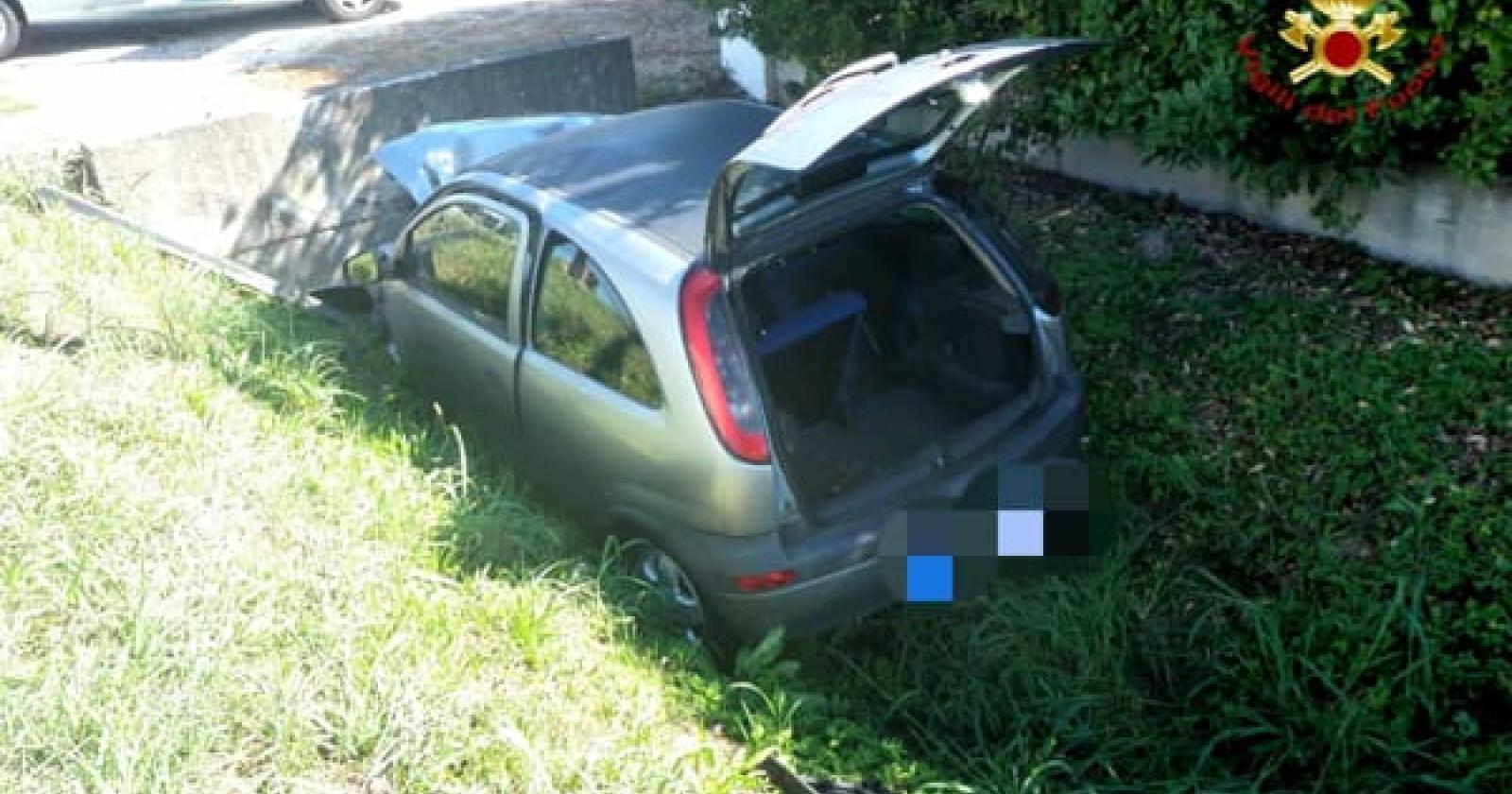 Si schianta contro una casa e poi vola nel canale: donna salva per miracolo
