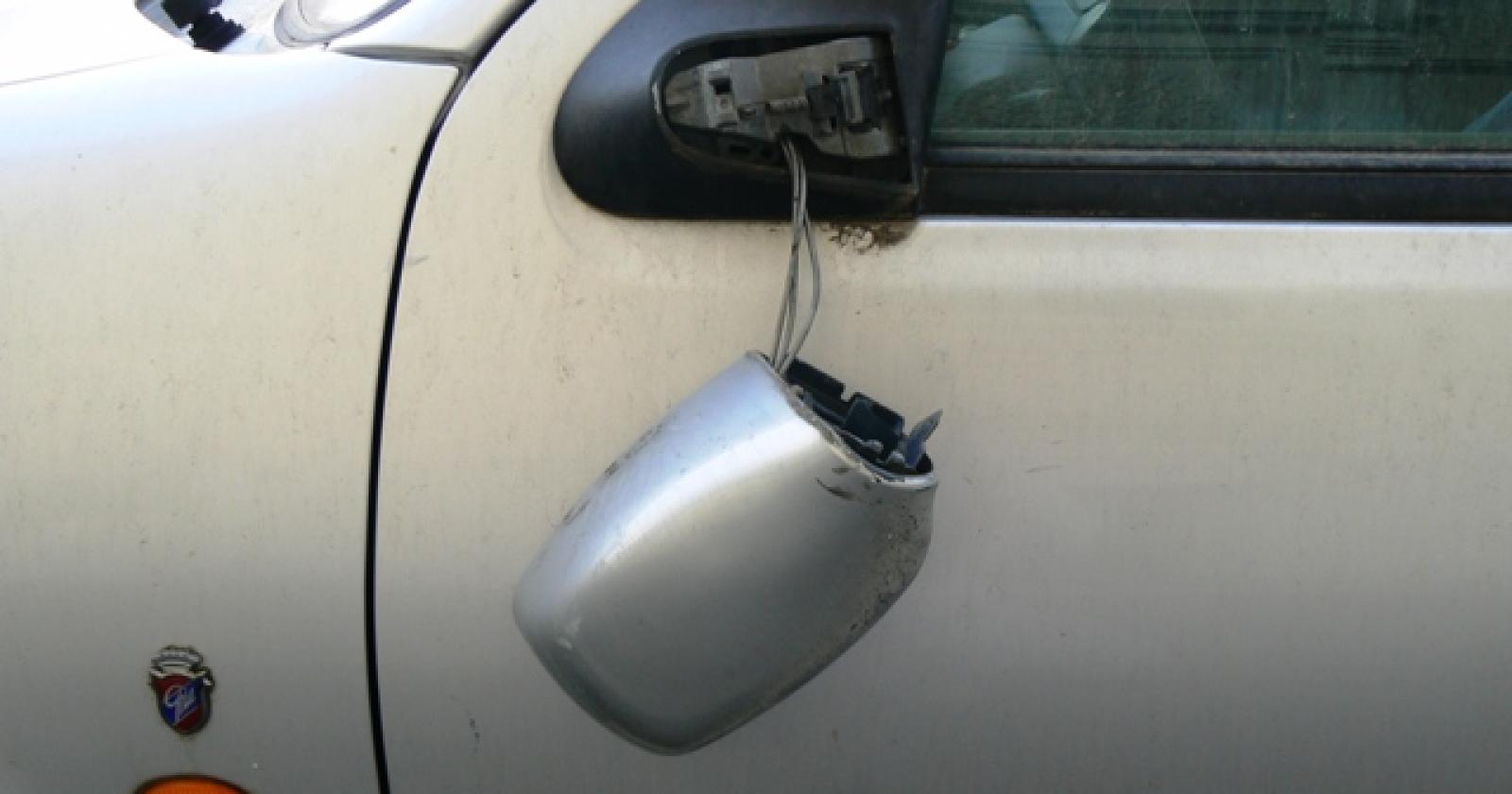 Truffa dello specchietto: l'automobilista non ci casca e chiama il 112