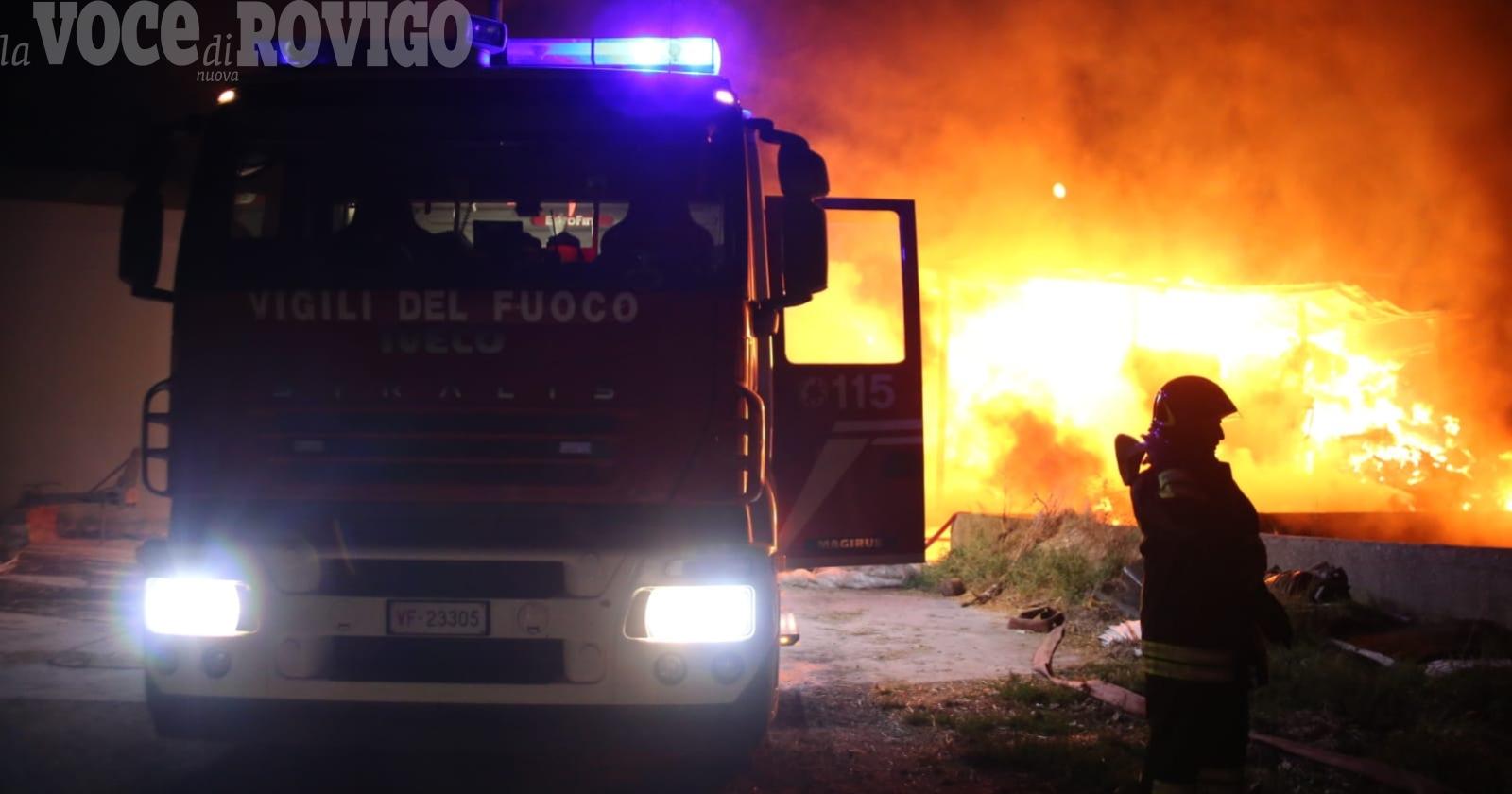 Incendio spento dopo ore. Zona posta sotto sequestro