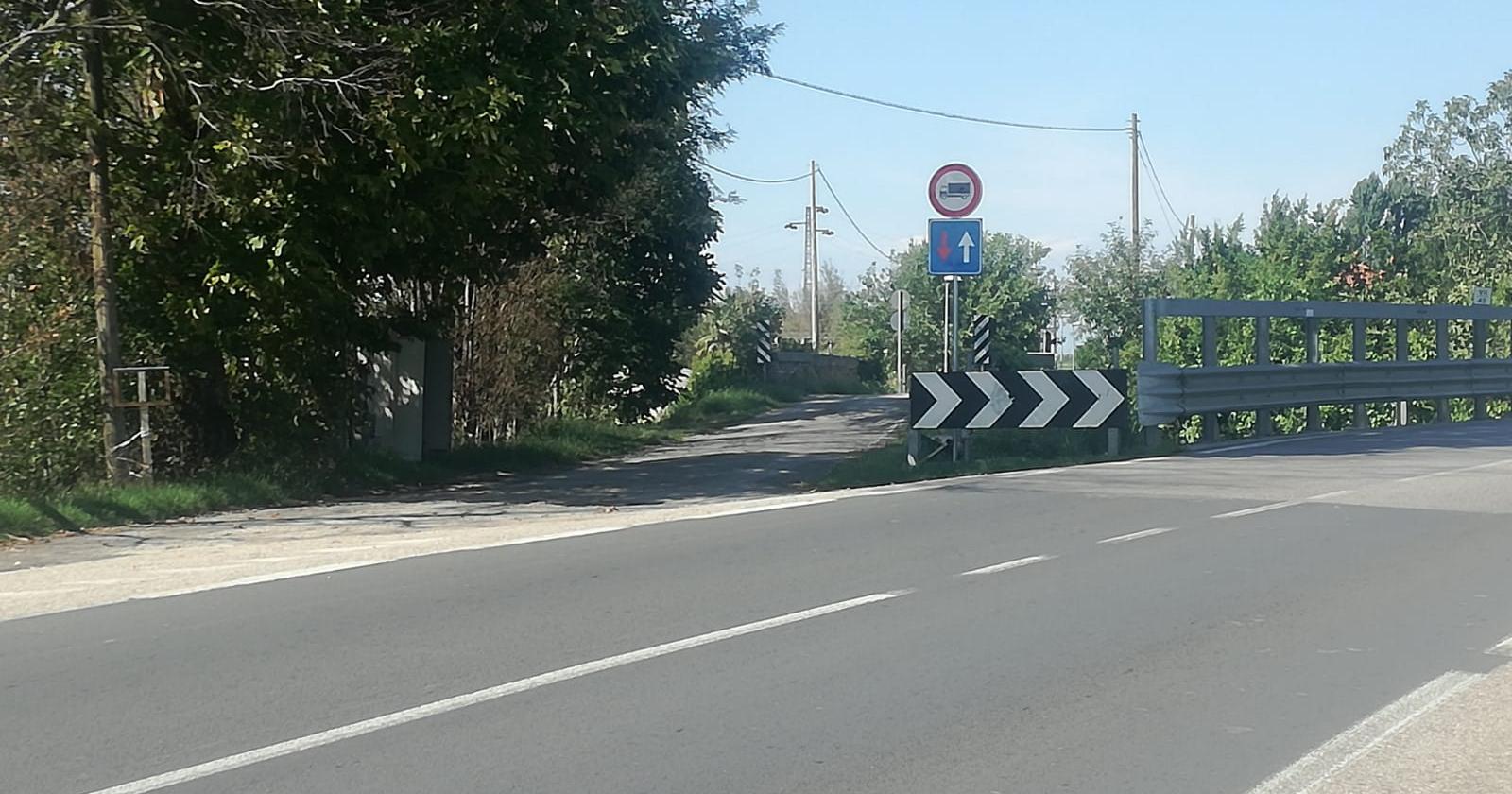 "Ponte pericoloso", l'ordinanza del sindaco chiude il ponticello sullo scolo Bresega