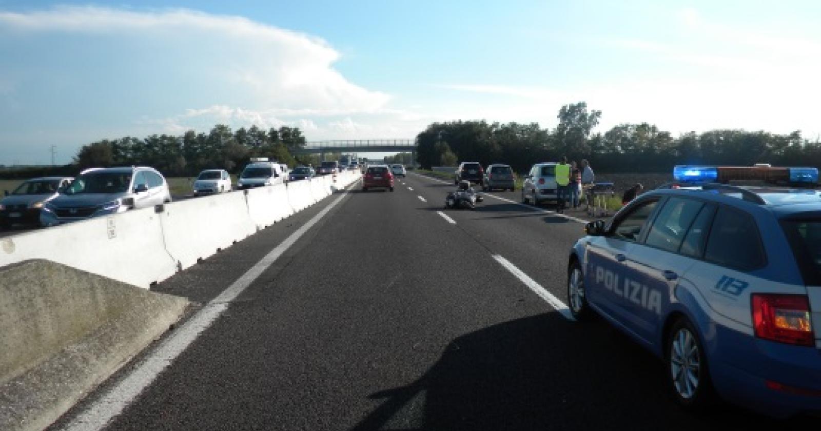Motociclista sbaglia il sorpasso e si schianta contro un pullman: A13 un tilt per ore