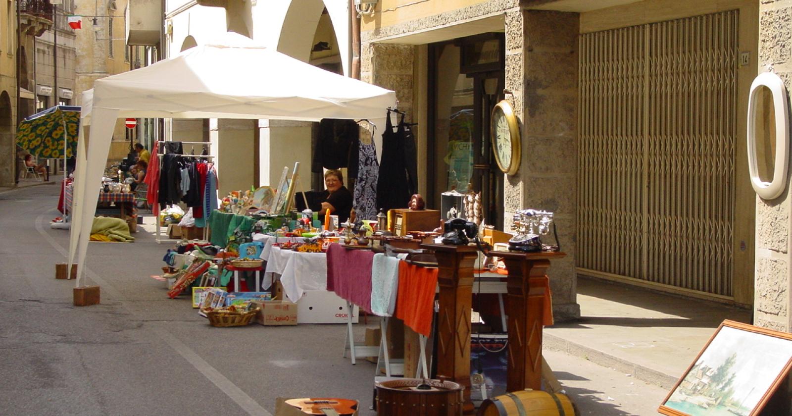 Riapre i battenti il mercatino dell'antiquariato