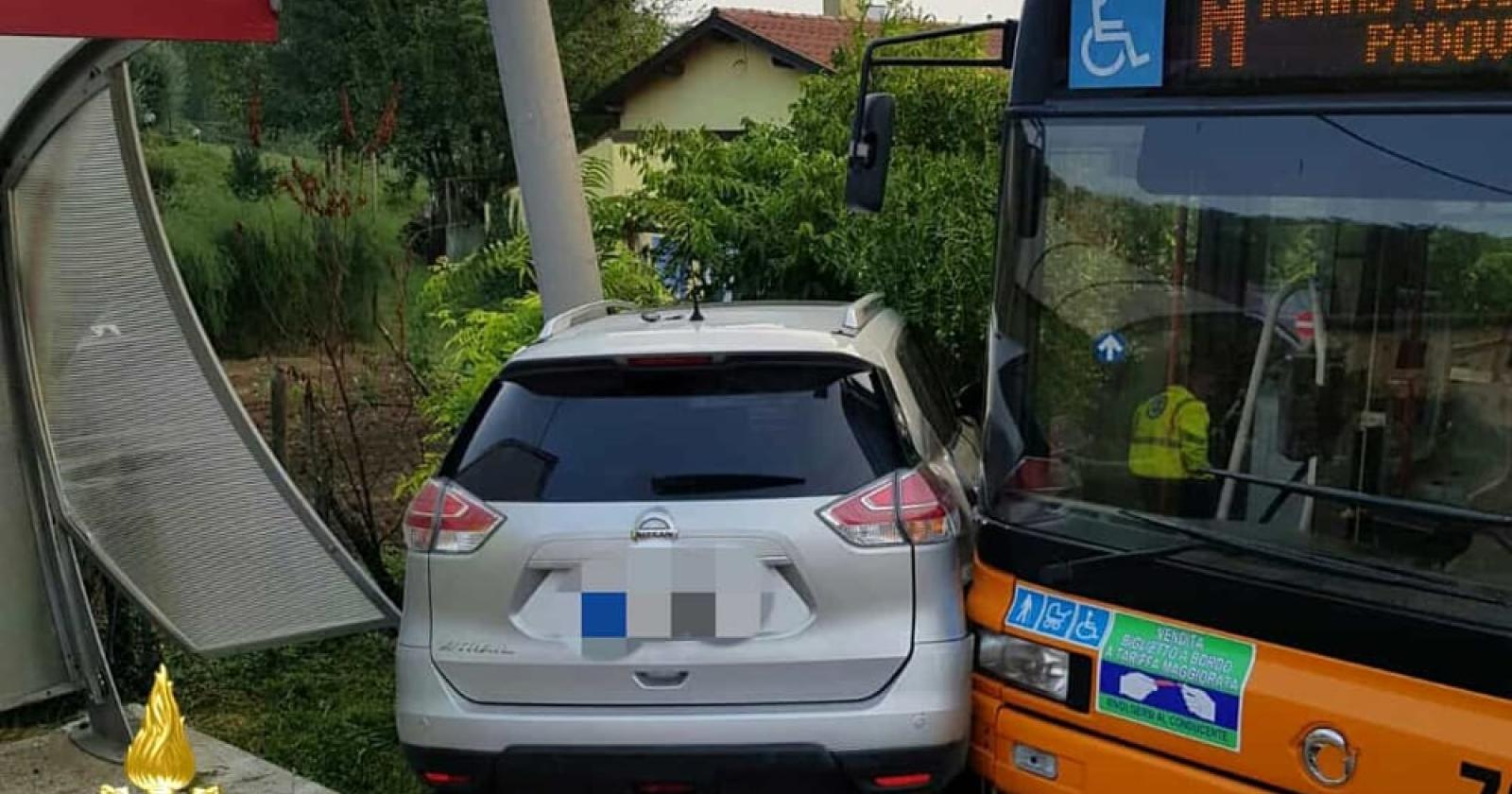 Mamma perde il controllo dell'auto, centra un bus e si schianta contro un palo