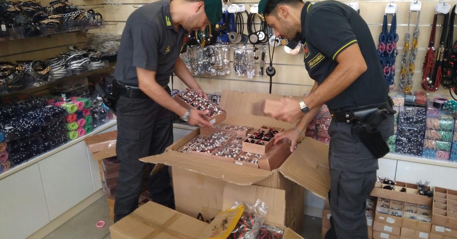 Sequestrati falsi capi griffati per 230mila euro