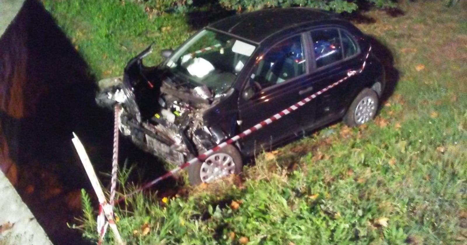 Auto contro un muretto, 23enne all'ospedale