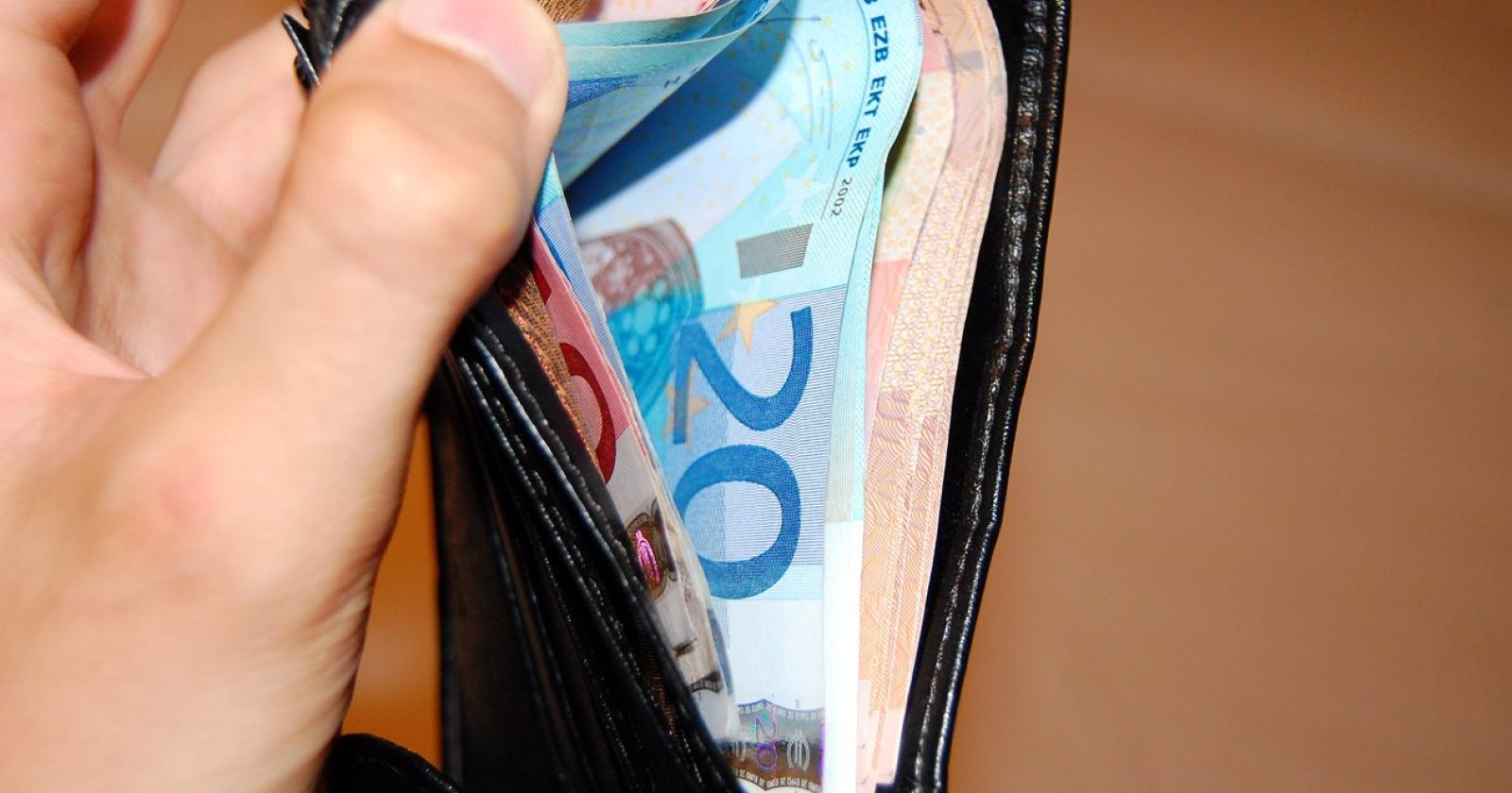 Giovane immigrato restituisce il portafoglio smarrito
