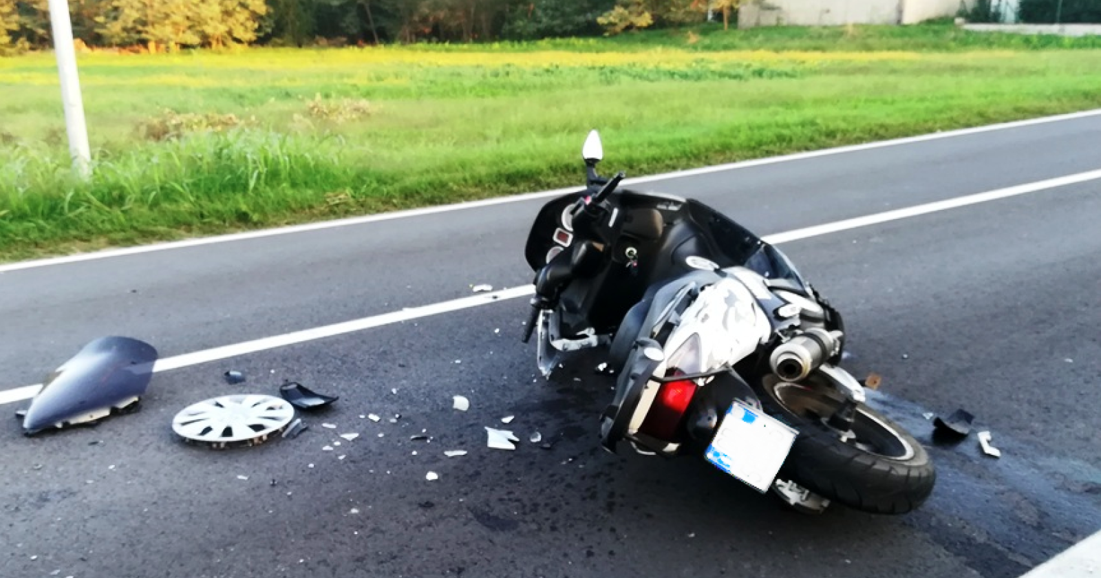 Scontro auto-scooter, centauro sbalzato di sella