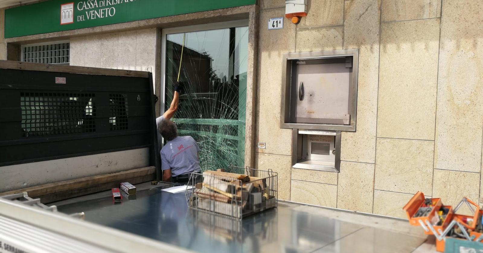 Doppio assalto nella notte: nel mirino i  bancomat 